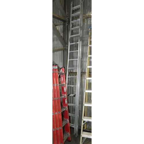 5626 - An aluminium double extending ladder (2 x 15 rung)