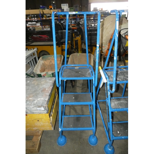 5988 - A set of blue metal warehouse steps (3 tread)