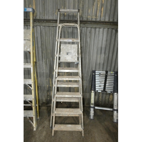 6011 - 2 x aluminium steps ladders