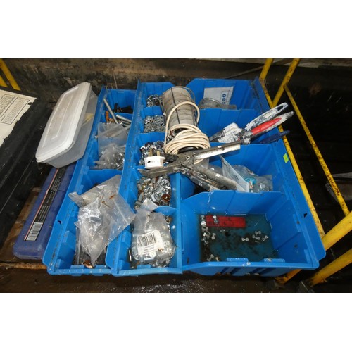 5023 - A quantity of various items including a Kojack KJ2000 jack, a Sealey AK224 torque wrench, bolts etc.... 