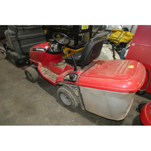 5955 - 1 x Honda 2417 V-Twin petrol engine hydrostatic ride on lawn mower. Please note that no cutting deck... 