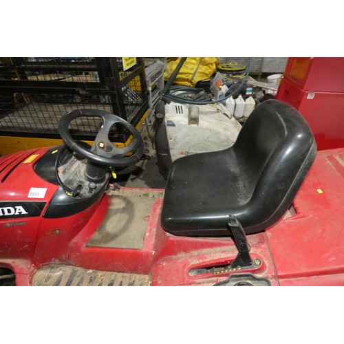 5955 - 1 x Honda 2417 V-Twin petrol engine hydrostatic ride on lawn mower. Please note that no cutting deck... 