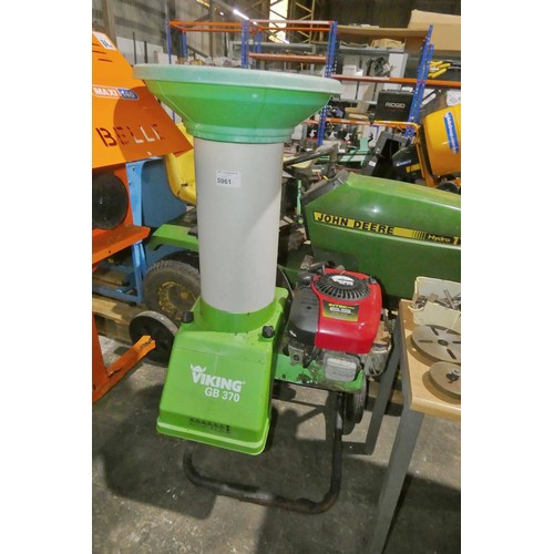 5961 - 1 x Viking GB370 garden waste shredder powered by a Briggs and Stratton Viking pull start petrol eng... 