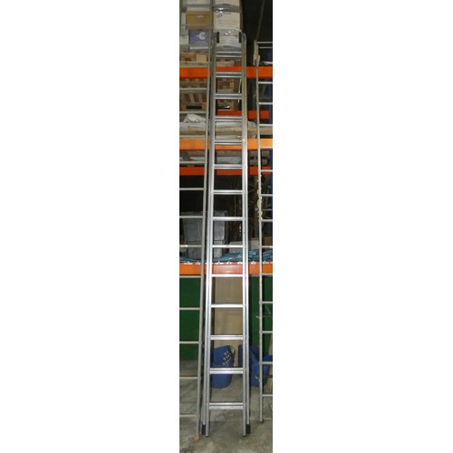 5999 - An aluminium double extending ladder (2 x 14 rung)