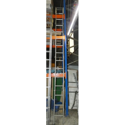 6000 - 1 x aluminium roof ladder (14 rung). Please note that one wheel is missing