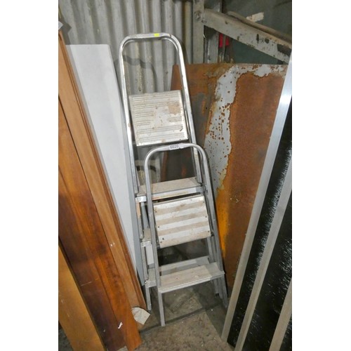 6020 - 1 x small aluminium step ladder and 1 x folding step