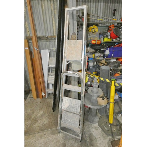 6022 - 1 x aluminium step ladder and 1 x folding step