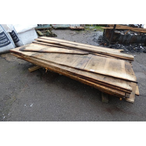 6134 - A large quantity of waney edge boards (Oak?), widths vary, lengths vary up to approx 250cm l - botto... 