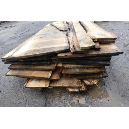 6134 - A large quantity of waney edge boards (Oak?), widths vary, lengths vary up to approx 250cm l - botto... 