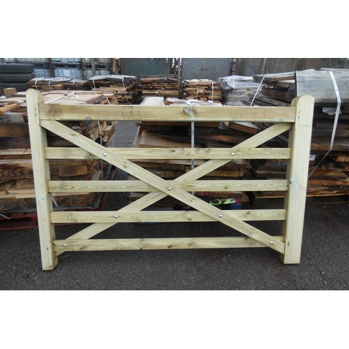 6149 - 1 x Wooden gate measuring approx 184cm / 6ft