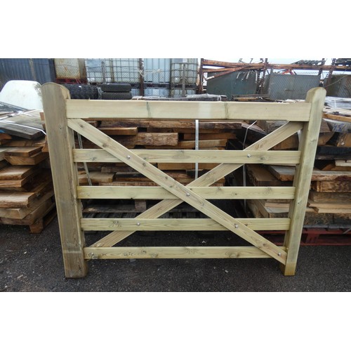 6150 - 1 x Wooden gate measuring approx 153cm / 5ft