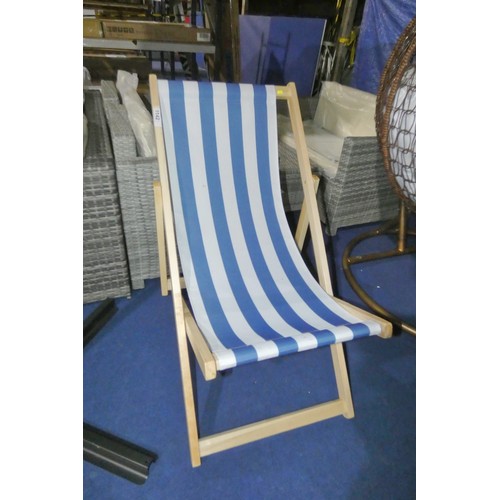 1142 - 1 x traditional blue / white striped deck chair