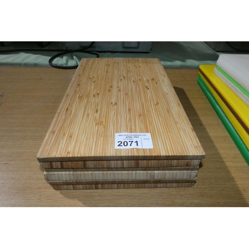 2071 - A quantity of various wooden chopping boards