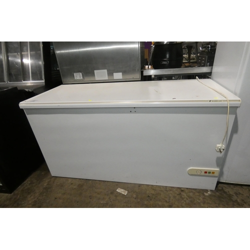 2182 - A large chest freezer by Skandiluxe approx 158x70cm - trade. Tested Working