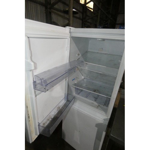 2173 - A white household fridge freezer by Beko - trade. Tested Working