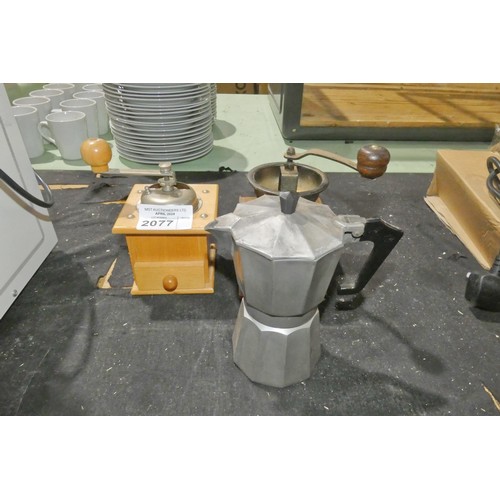 2077 - 2 x vintage style coffee grinders and an aluminium stove top espresso maker by Pezz Etti