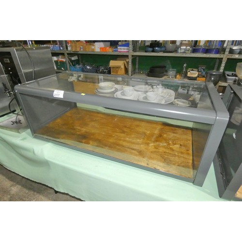 2117 - An ambient countertop display cabinet approx 114x52x41cm