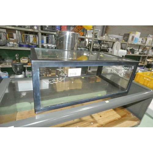 2118 - An ambient countertop display cabinet approx 65x38x25cm