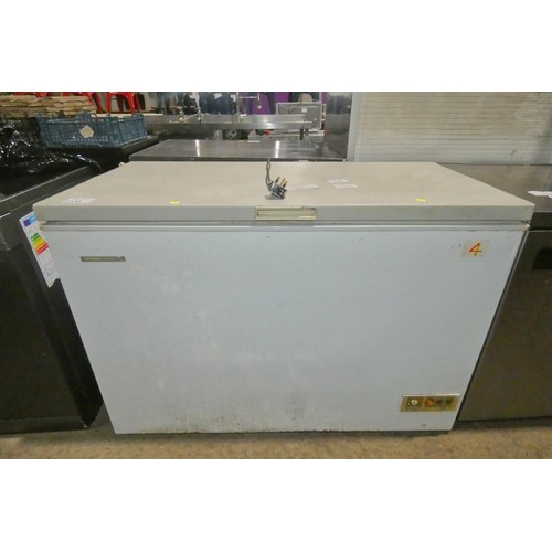 2134 - A small chest freezer by Frigidaire. Ideal for garage or shed, Tested Working