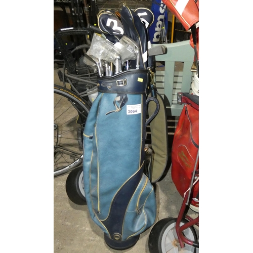 3064 - 1 x blue golf caddy bag containing a quantity of Wilson golf clubs