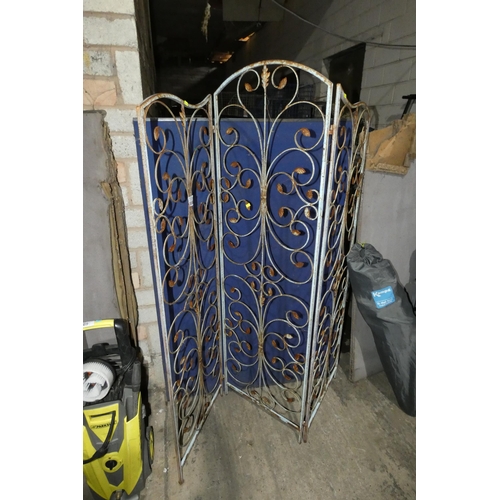 3090 - A decorative metal three panel folding screen