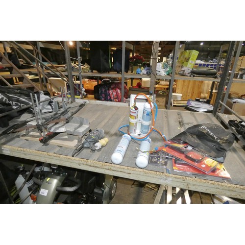 3095 - A quantity of various tools including a hand mitre saw, a Bosch angle grinder 110v, a gas brazing ki... 