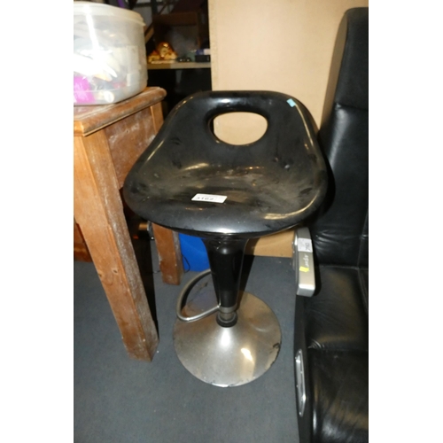 3162 - 1 x black stool