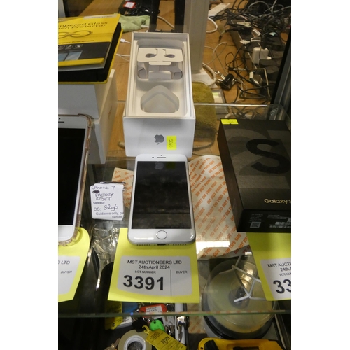 3391 - An Apple iPhone 7 32gb, factory reset previous owner cleared, comes with box, No charging lead, plea... 