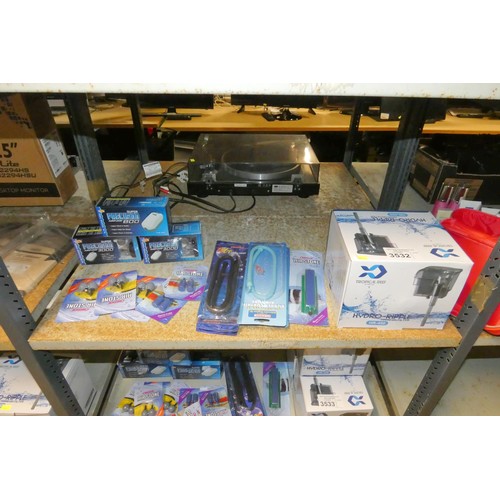 3532 - A quantity of various fish tank related items including pump, air stones etc. Contents of 1 shelf - ... 