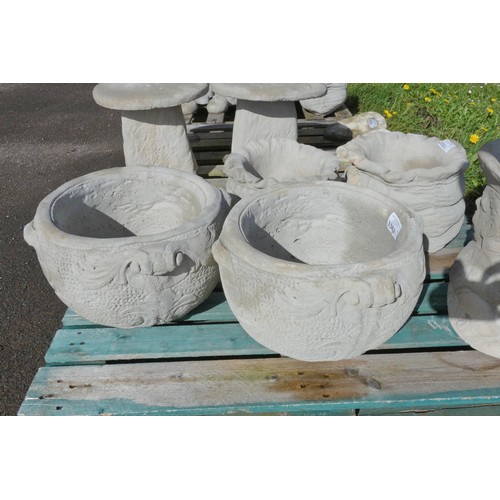 3562 - 2 x round concrete planter pots