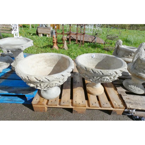 3577 - 2 x large round concrete planters