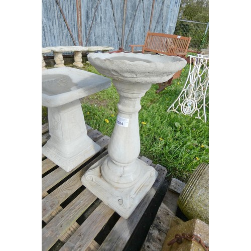 3584 - A tall classic style concrete bird bath