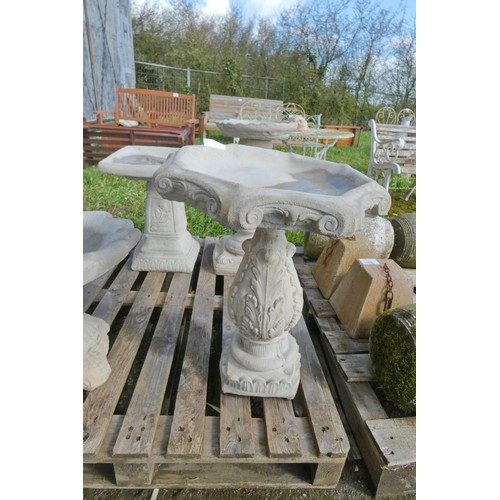 3585 - A concrete vineyard style birdbath