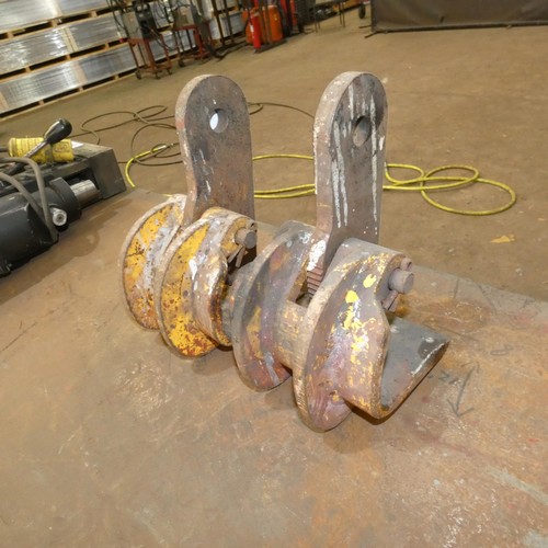 66 - 2 x metal plate lifting clamps