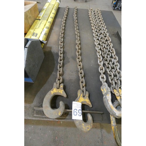 69 - A towing chain with a hook at end end approx 310cm long