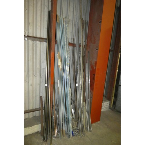 91 - A quantity of various threaded metal bar and solid round metal bar