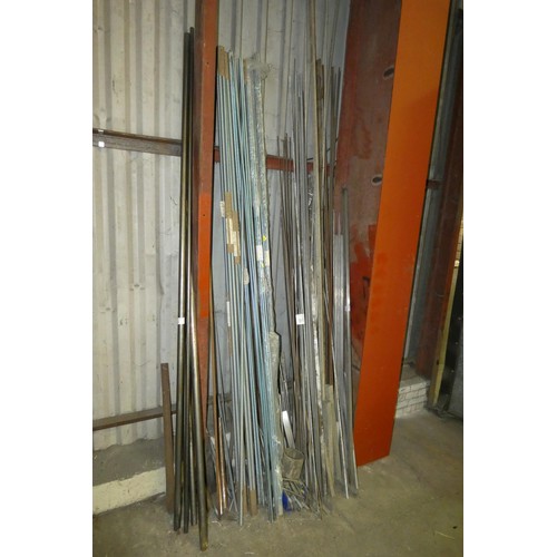 91 - A quantity of various threaded metal bar and solid round metal bar