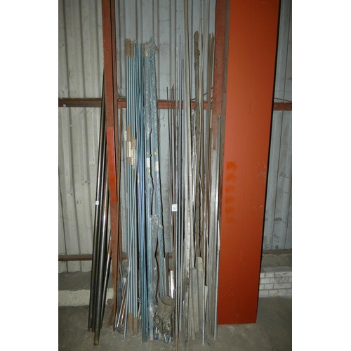 91 - A quantity of various threaded metal bar and solid round metal bar