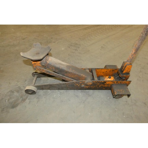 92 - 1 x trolley jack with handle (no make, model or capacity visible)