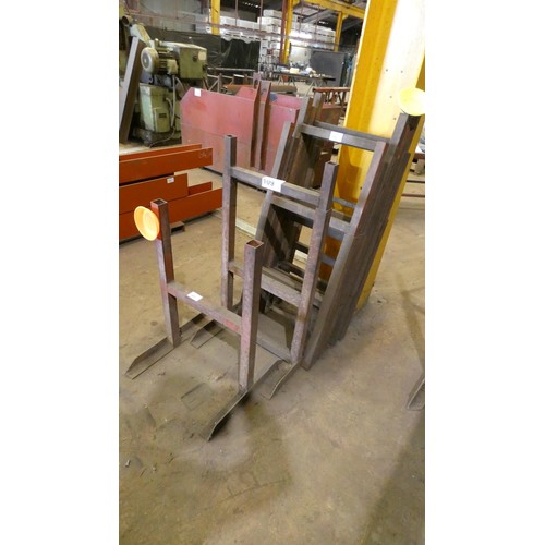 109 - 8 x H shaped metal racks / stands