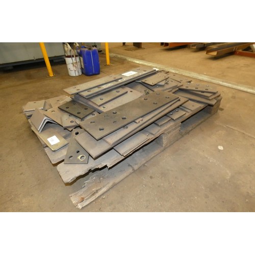 139 - 1 pallet containing a quantity of various steel end plates