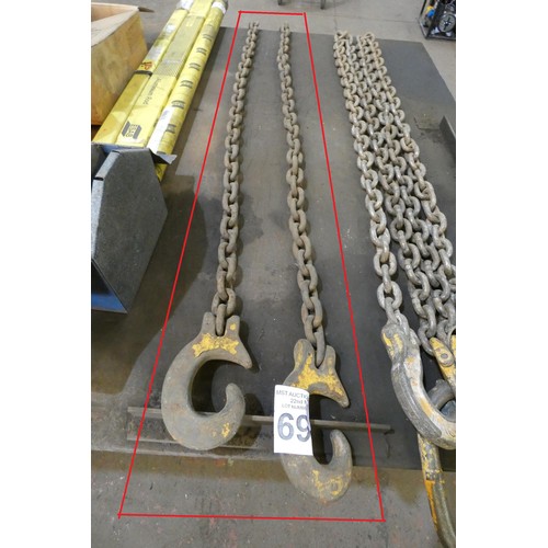 69 - A towing chain with a hook at end end approx 310cm long