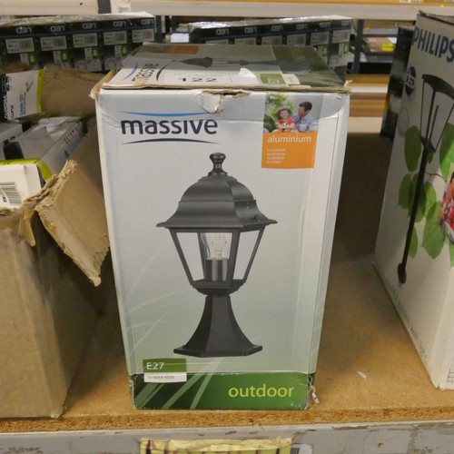 122 - 1 x Massive outdoor E27 light