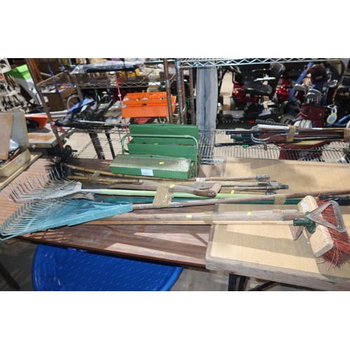 2023 - 1 x green metal tool box containing a quantity of various tools and a quantity of various rakes, hoe... 