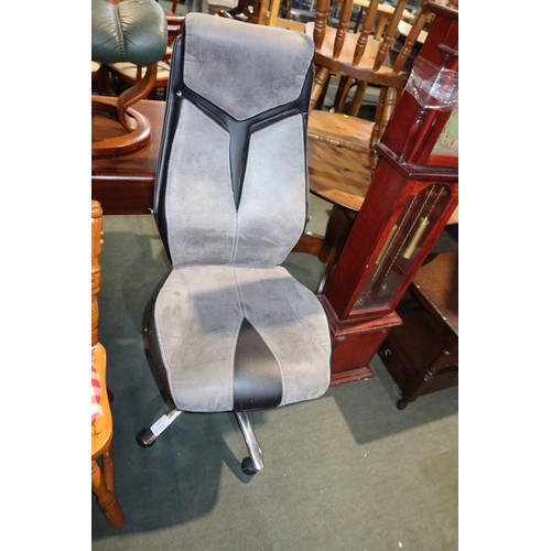 2134 - 1 x grey / black upholstered office swivel chair with no arms