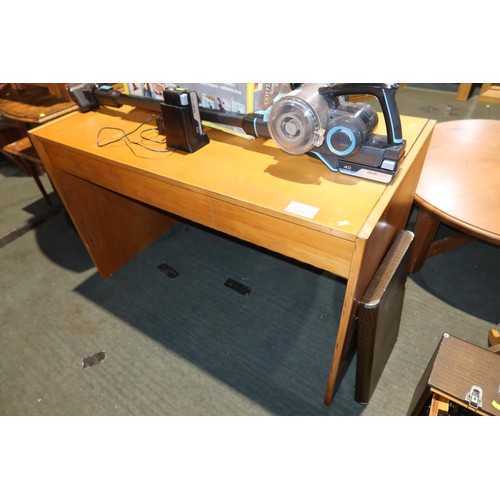 2139 - 1 x wood effect home desk approx 115 x 60cm