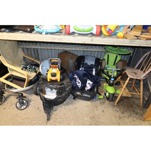 2157 - A quantity of various items including a moses basket, 2 x chairs, a 240v light, a stool etc. Content... 