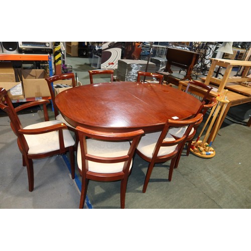 2164 - An oval dark wood extending dining table approx 170 x 117cm with a 60cm centre extension leaf and 6 ... 