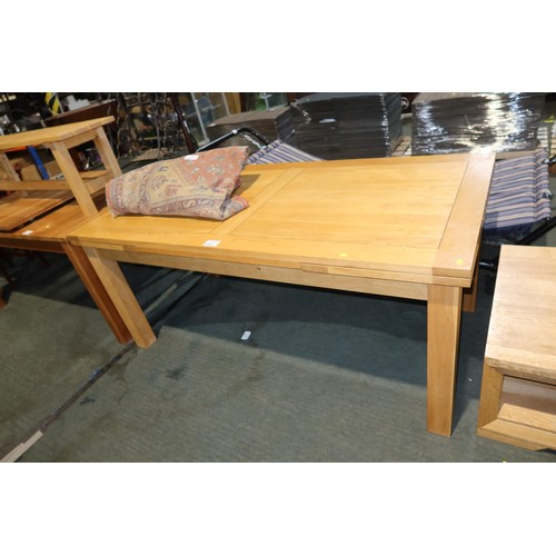 2169 - A light Oak extending dining table approx 180 x 90cm with a 50cm pull out extension leaf on each end... 