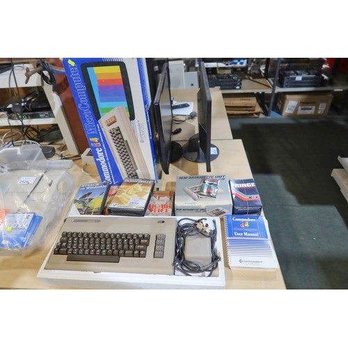 2527 - A vintage personal computer by Commodore type 64 with data cassette unit, user manual, Home Office, ... 